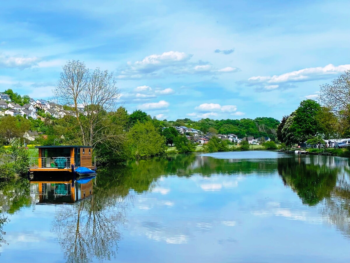 Modernes Hausboot an der Lahn