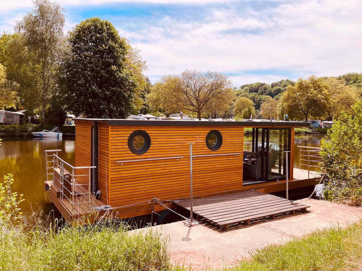 Modernes Hausboot an der Lahn