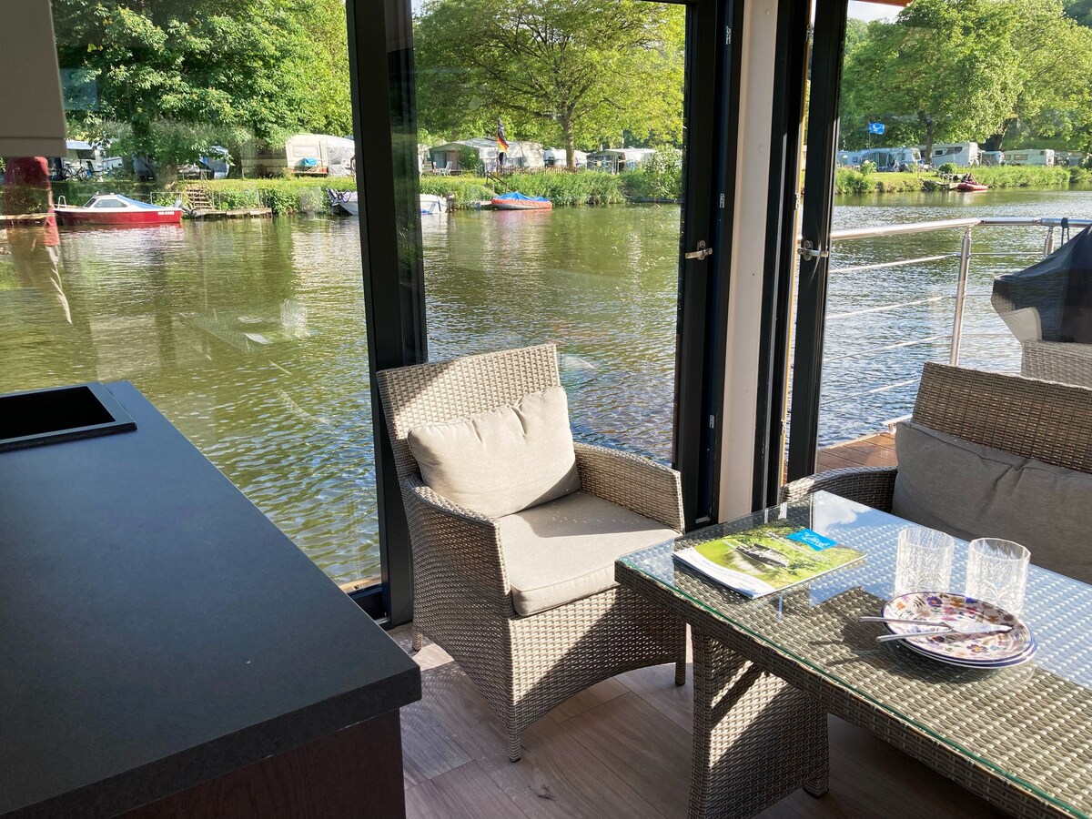 Modernes Hausboot an der Lahn