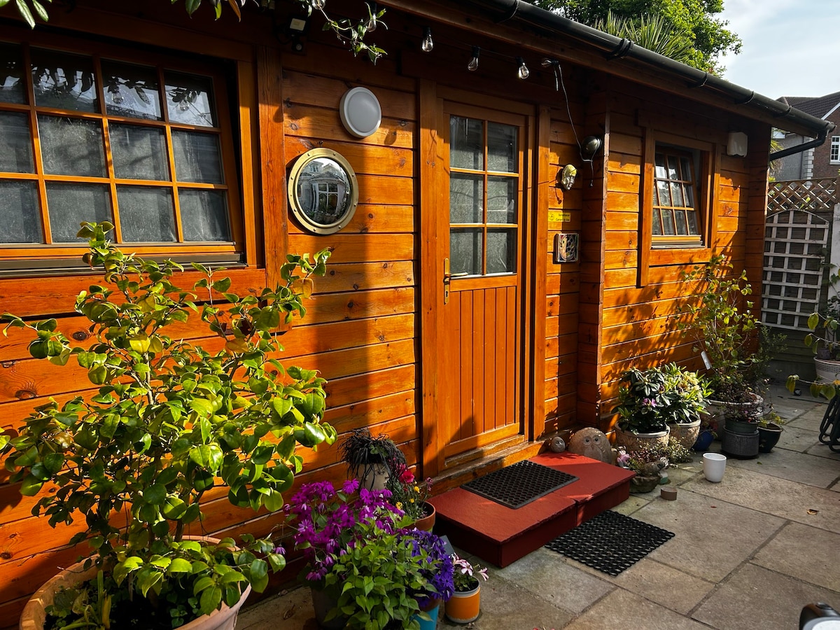 Self Contained Log Cabin Bray
