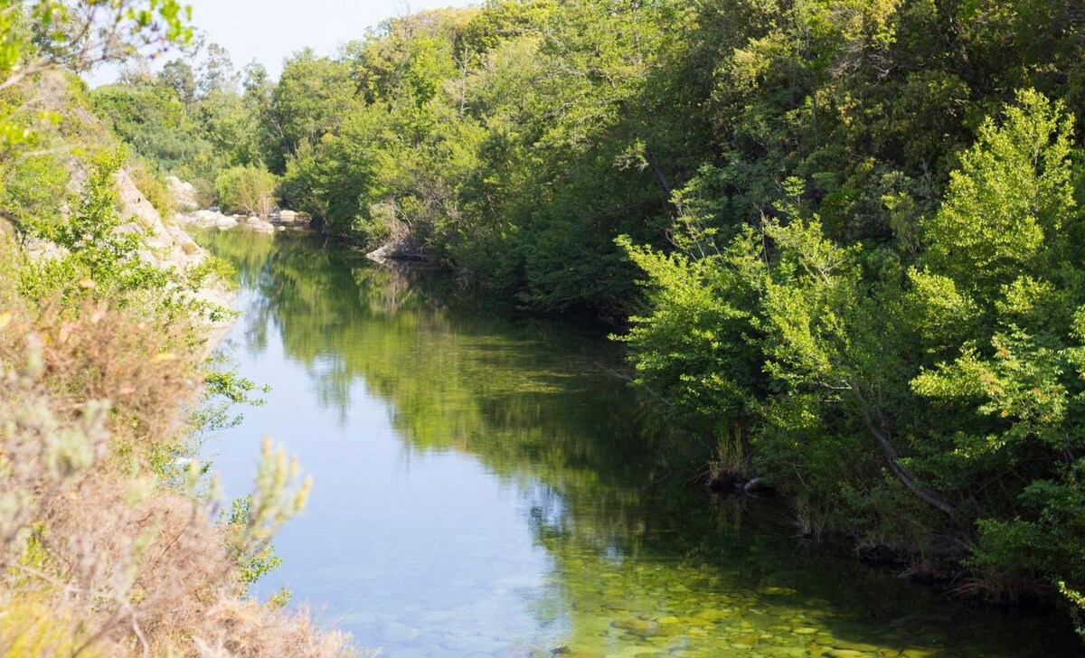 Gîte I au bord de la rivière avec piscine