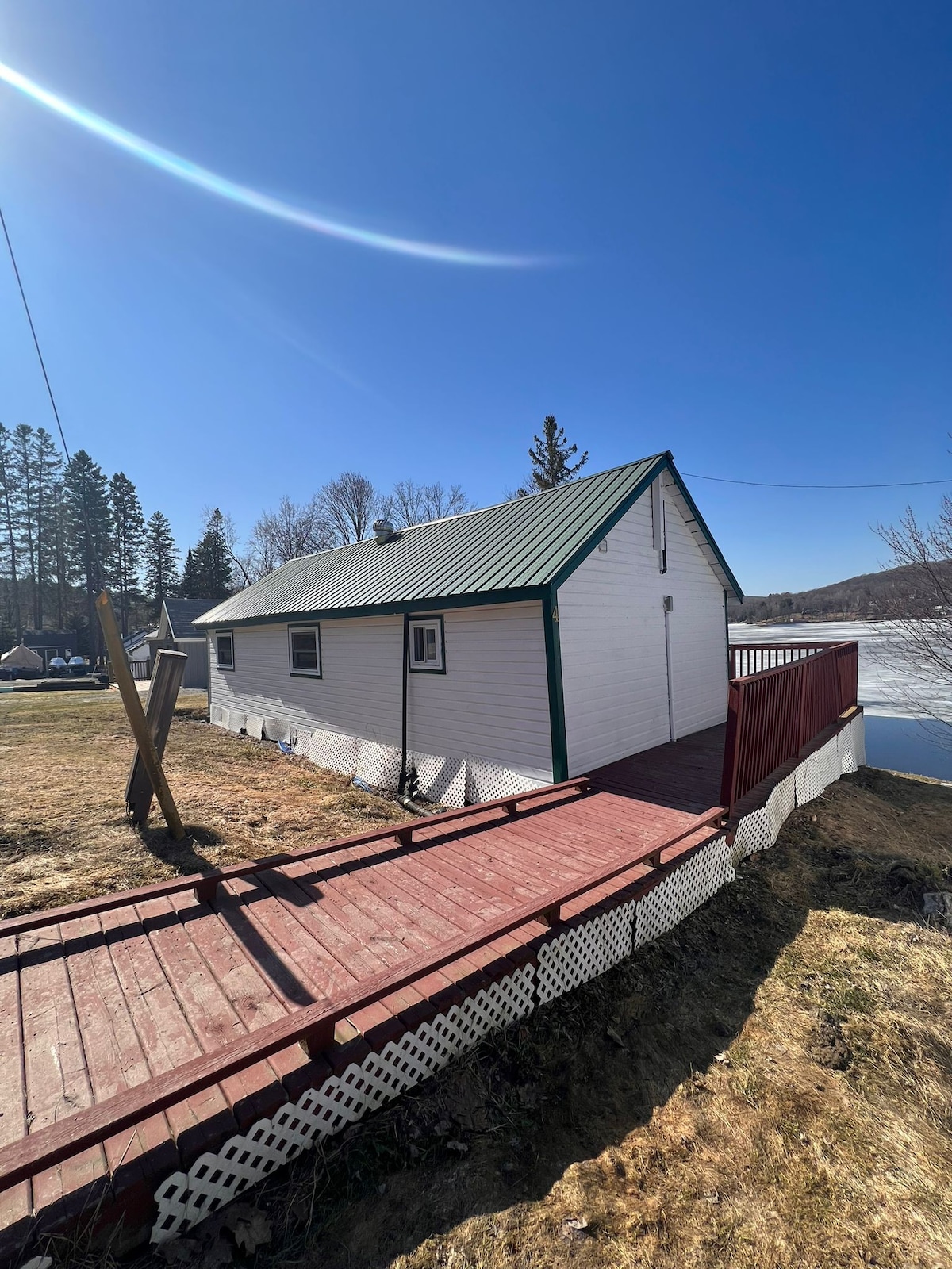 Lakefront cabin. Private beach. Kayaks. Huge deck.