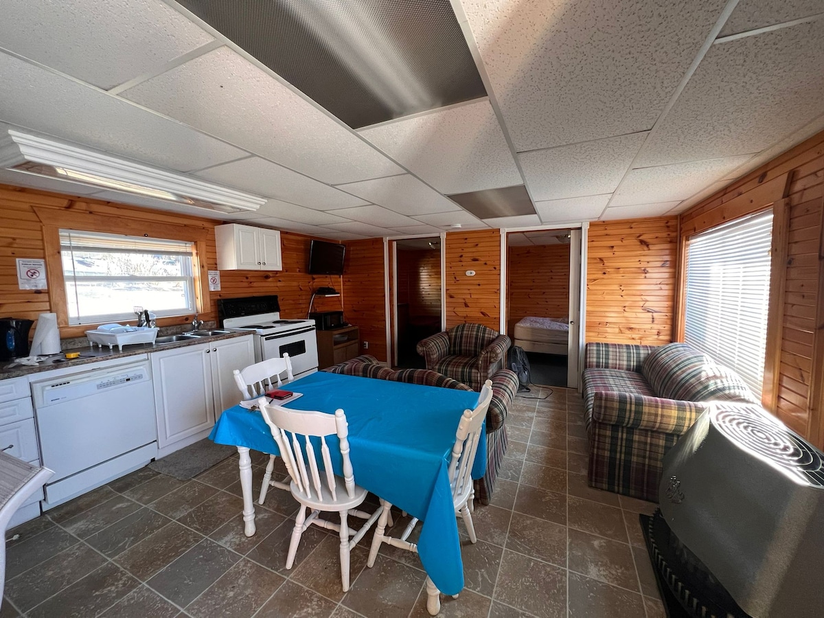 Lakefront cabin. Private beach. Kayaks. Huge deck.