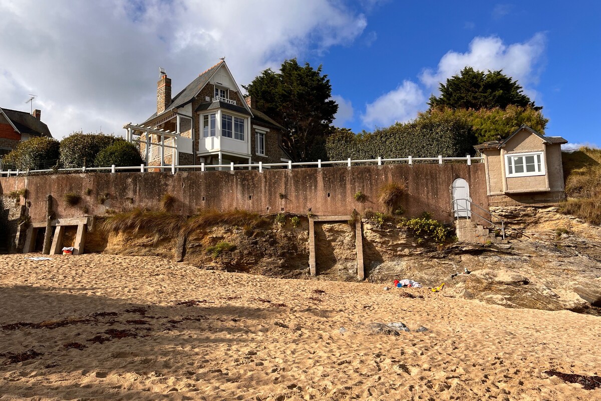 Original Granite stone villa directly at the beach