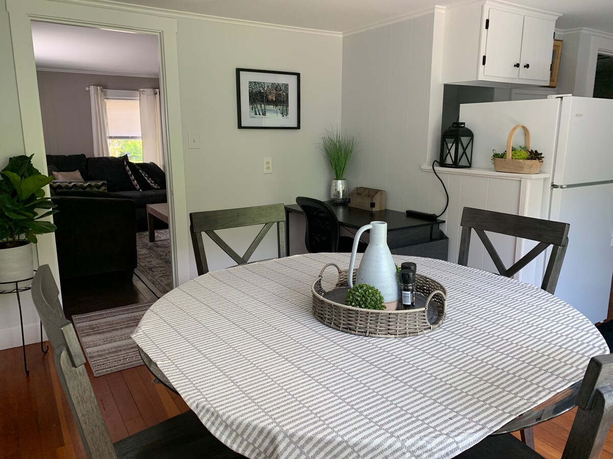 Newly appointed 2 Bedroom Apartment 2nd Fl w/ deck