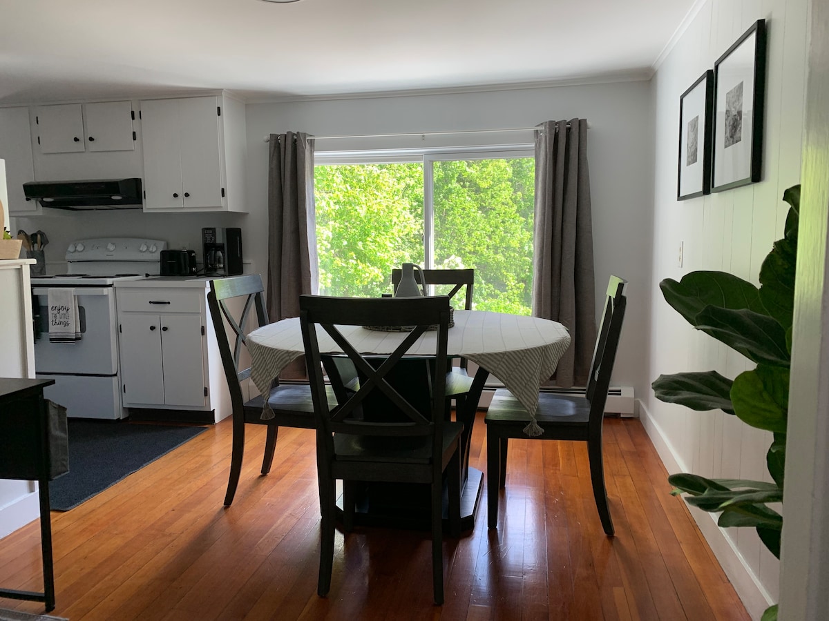 Newly appointed 2 Bedroom Apartment 2nd Fl w/ deck
