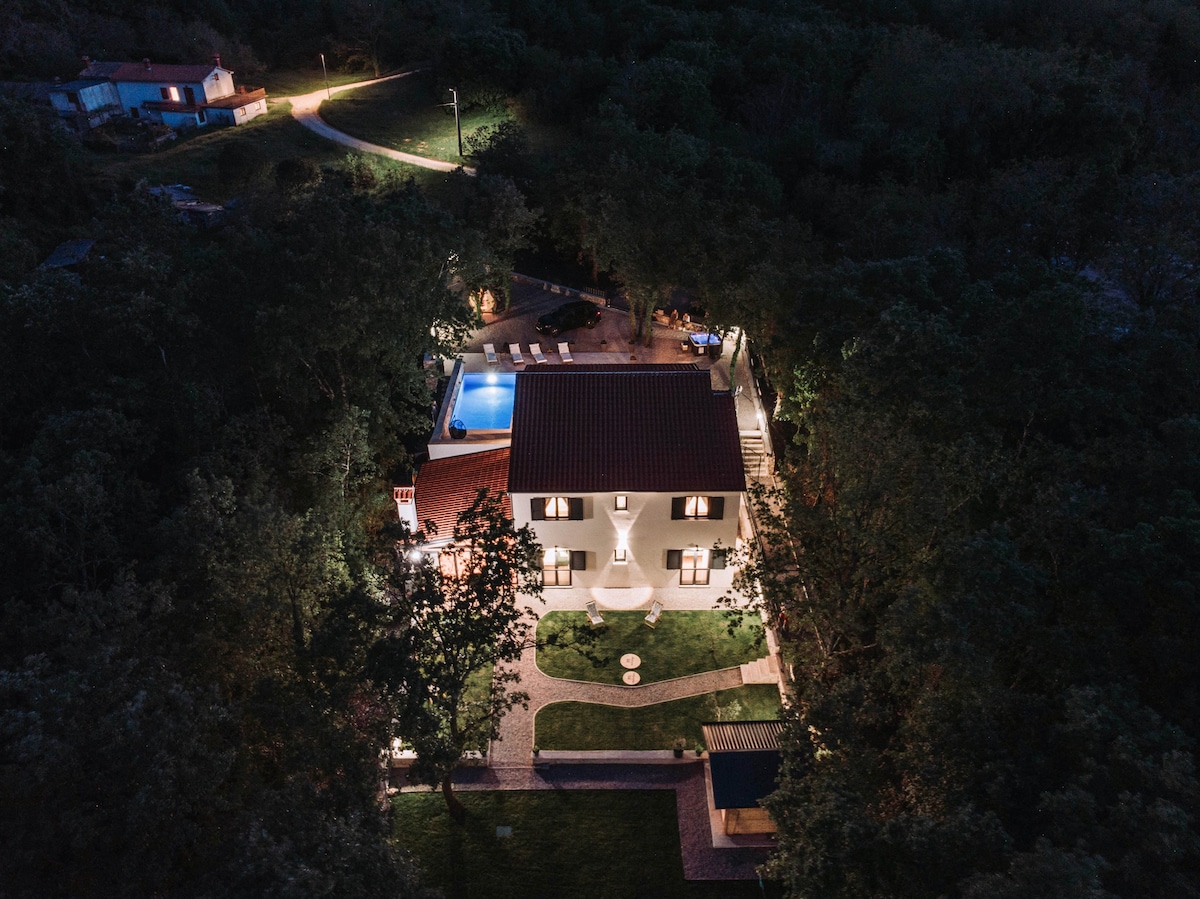 Villa Portum - Luxurious Woodland Retreat