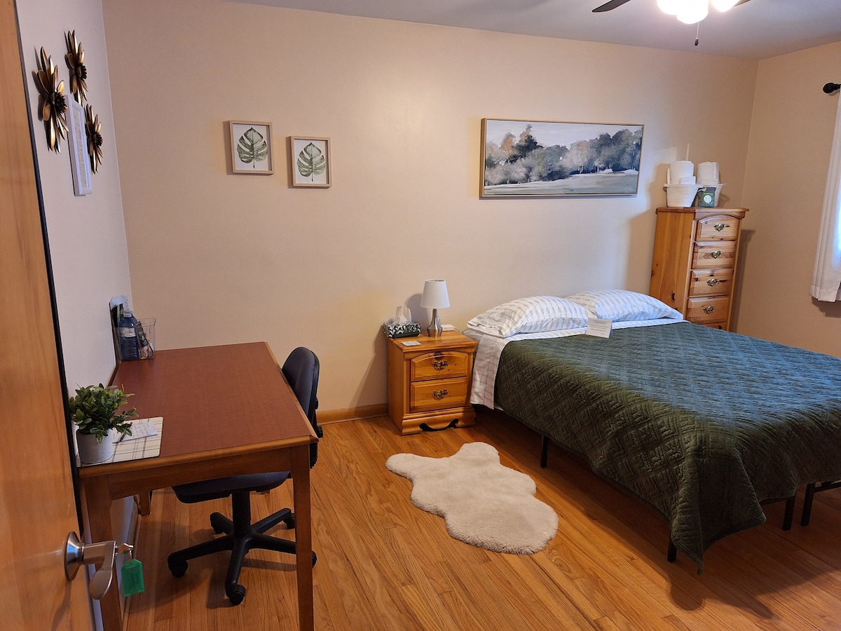 Spacious Room near Hospitals - The Resurgo Room