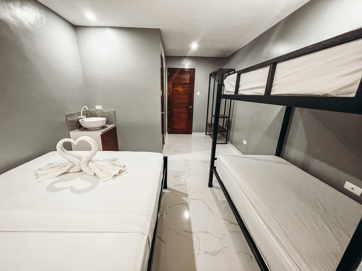 Monati Hostel Quadruple Room