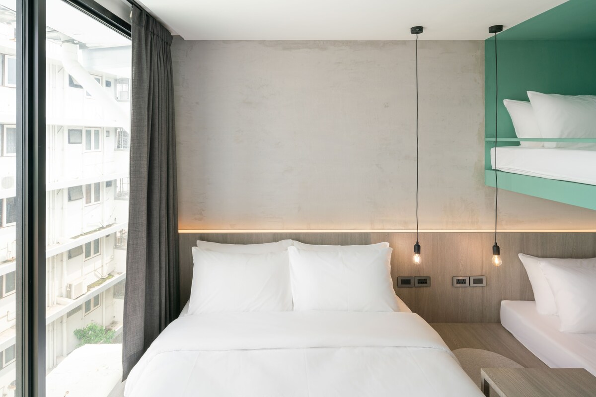 Speck Bangkok Private 4-bed Family Room (en-suite)