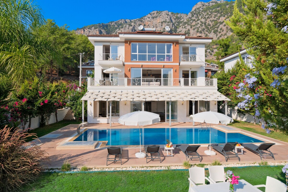 Luxury villa w/ private pool & 4 bedrooms in Gocek