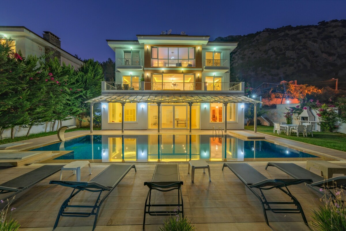 Luxury villa w/ private pool & 4 bedrooms in Gocek