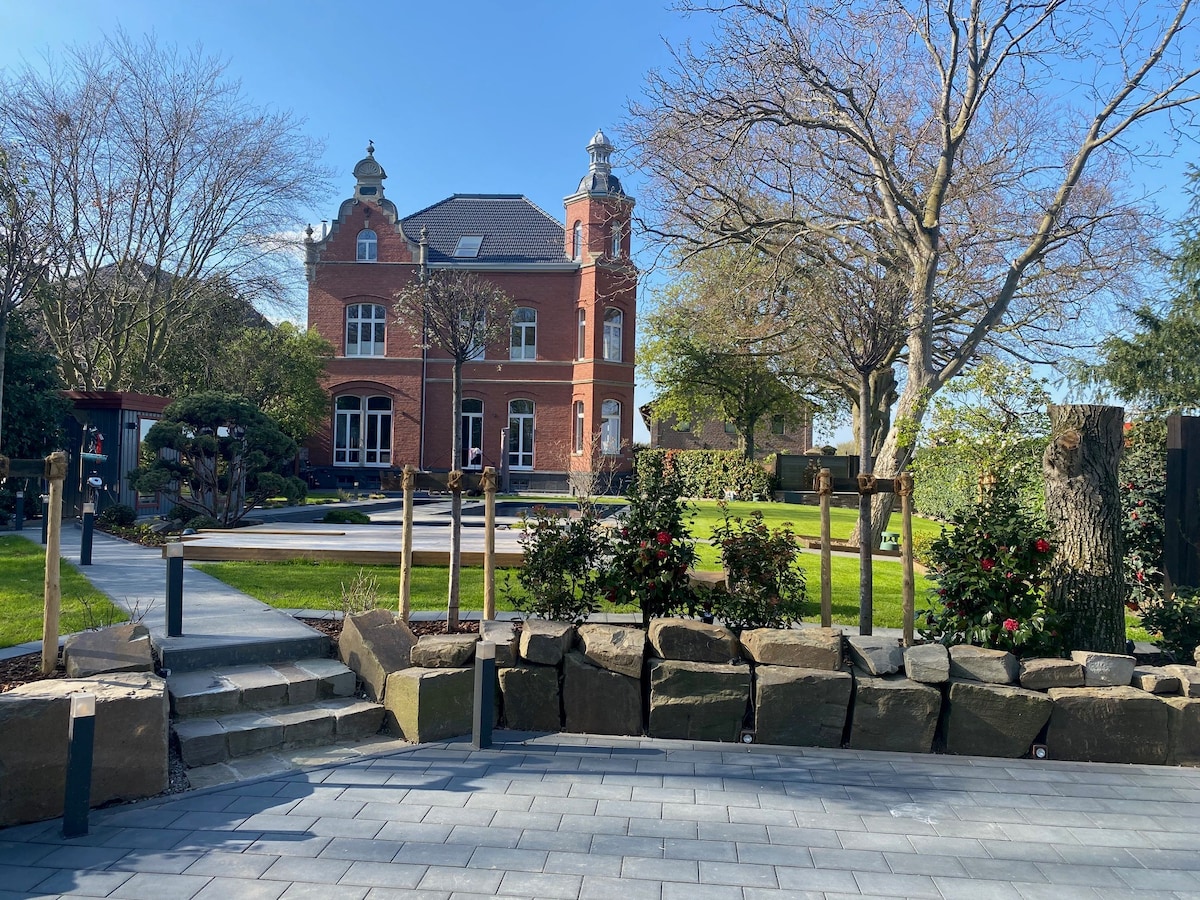 Herrenhaus mit Poollandschaft