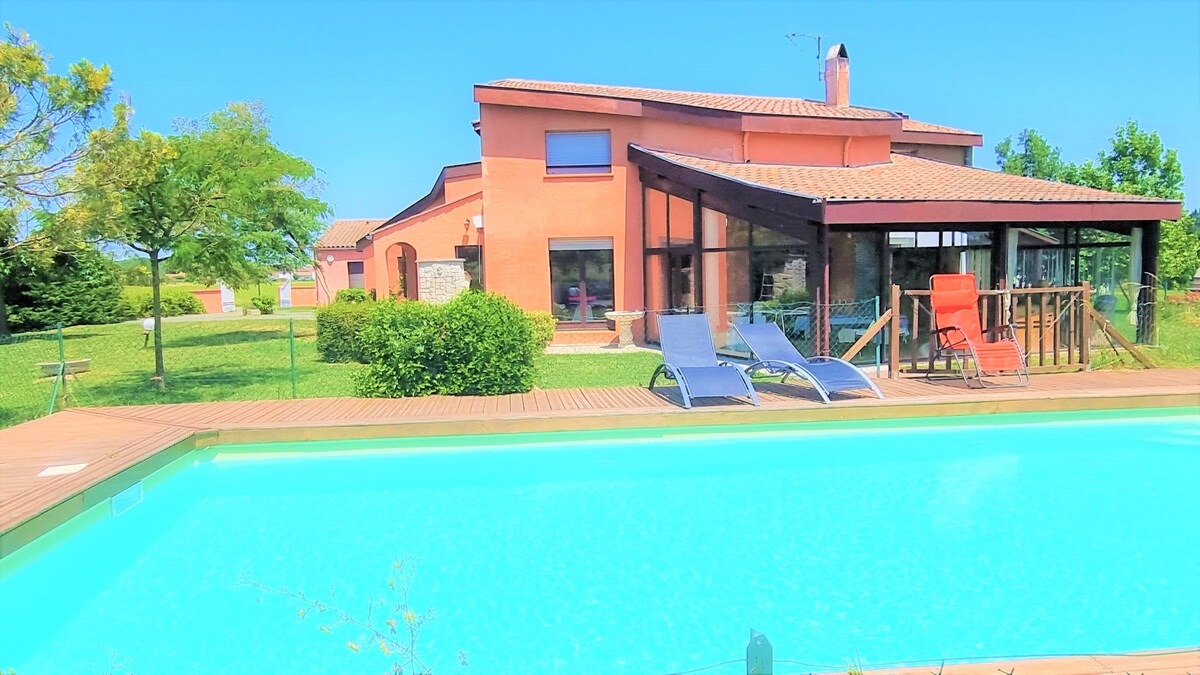 Maison standing vue sur campagne. Véranda Piscine