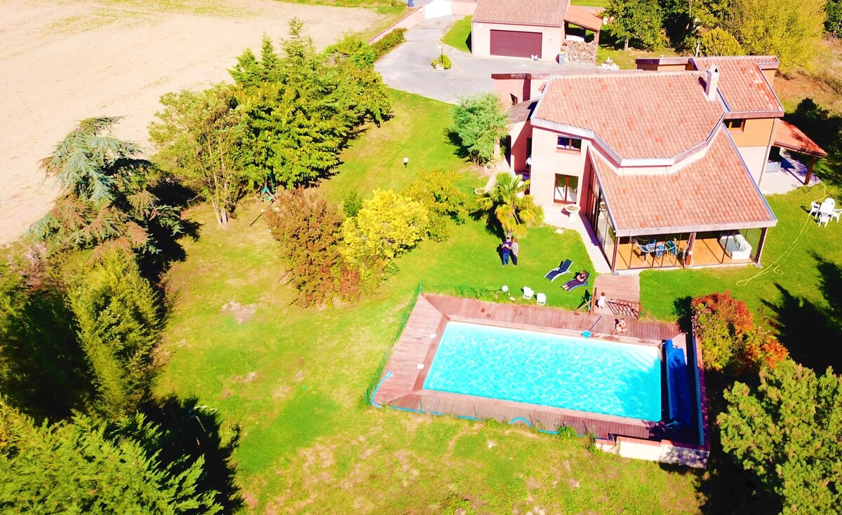 Maison standing vue sur campagne. Véranda Piscine