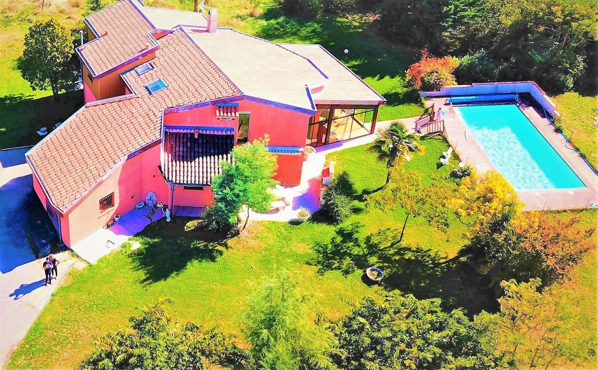 Maison standing vue sur campagne. Véranda Piscine