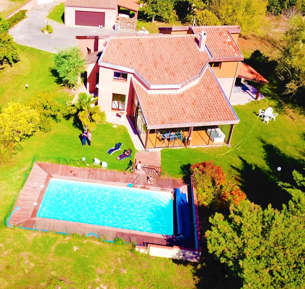 Maison standing vue sur campagne. Véranda Piscine