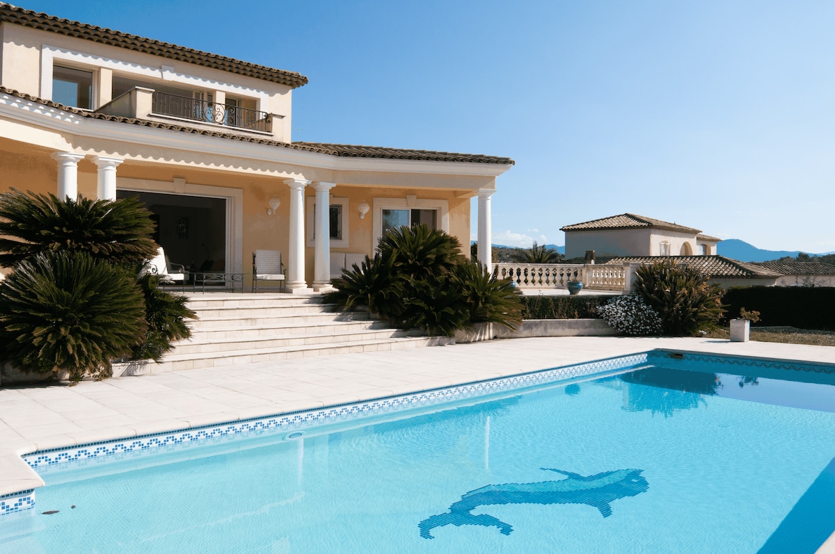 Large fantastic house - pool and beautiful views