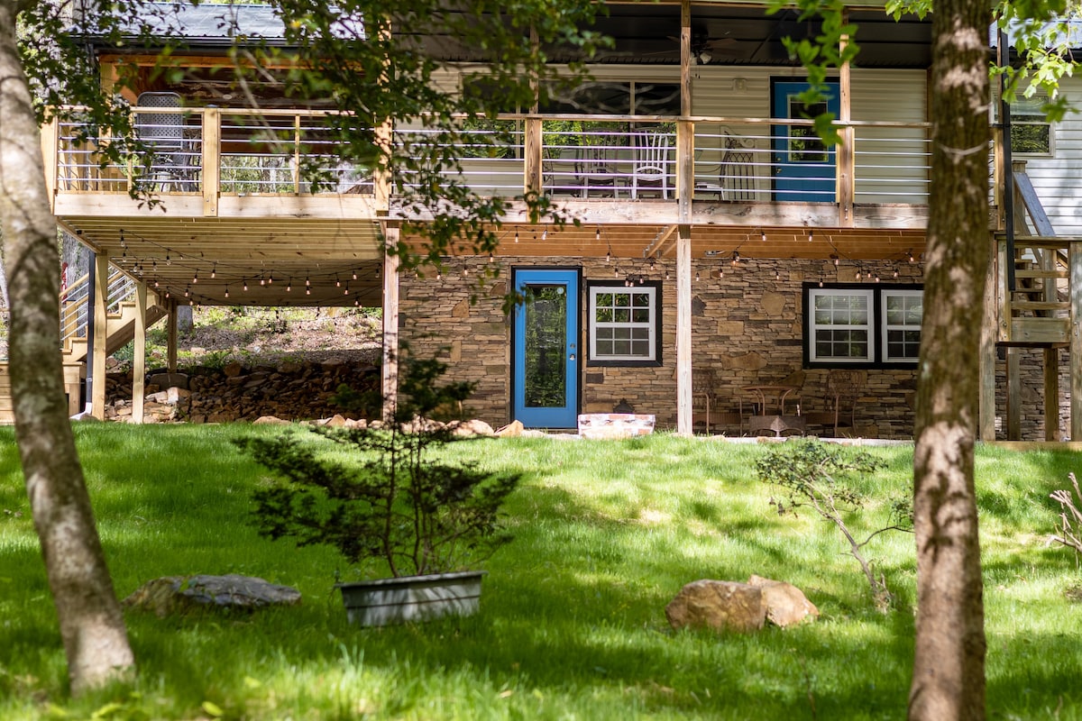 Peaceful Mountain Retreat with Wrap-Around Porch