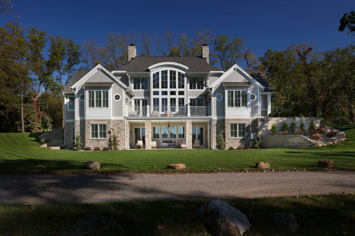 Luxury Lakefront Retreat