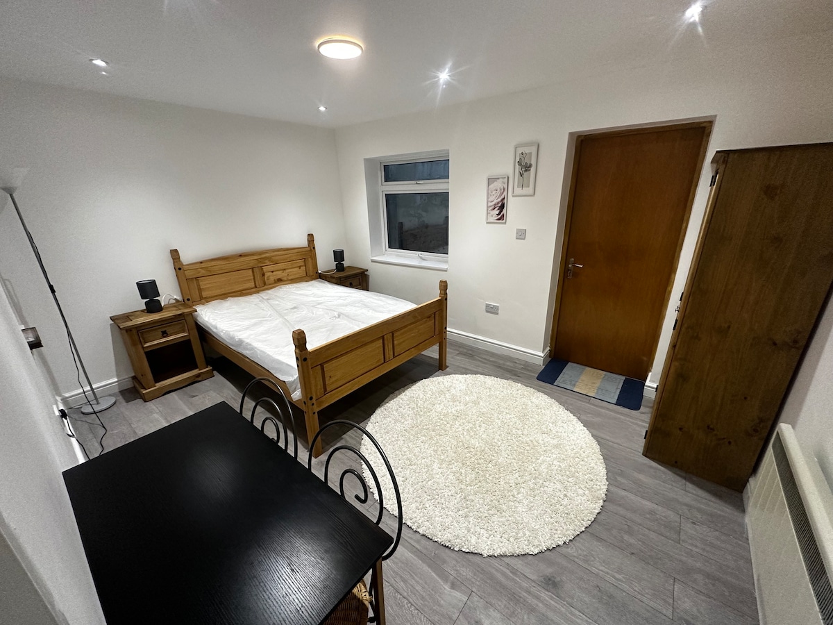 One bed flat with living room