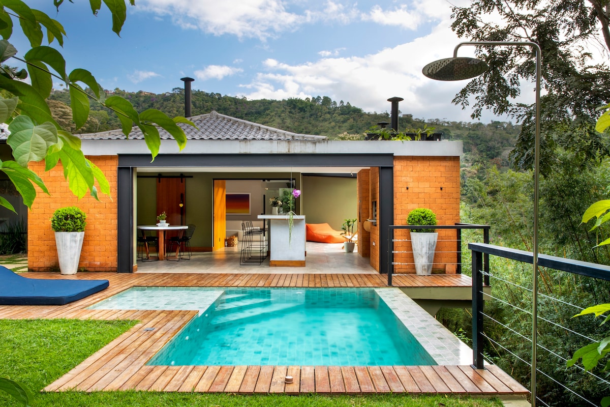 里约热内卢山脉的现代家庭住宅！