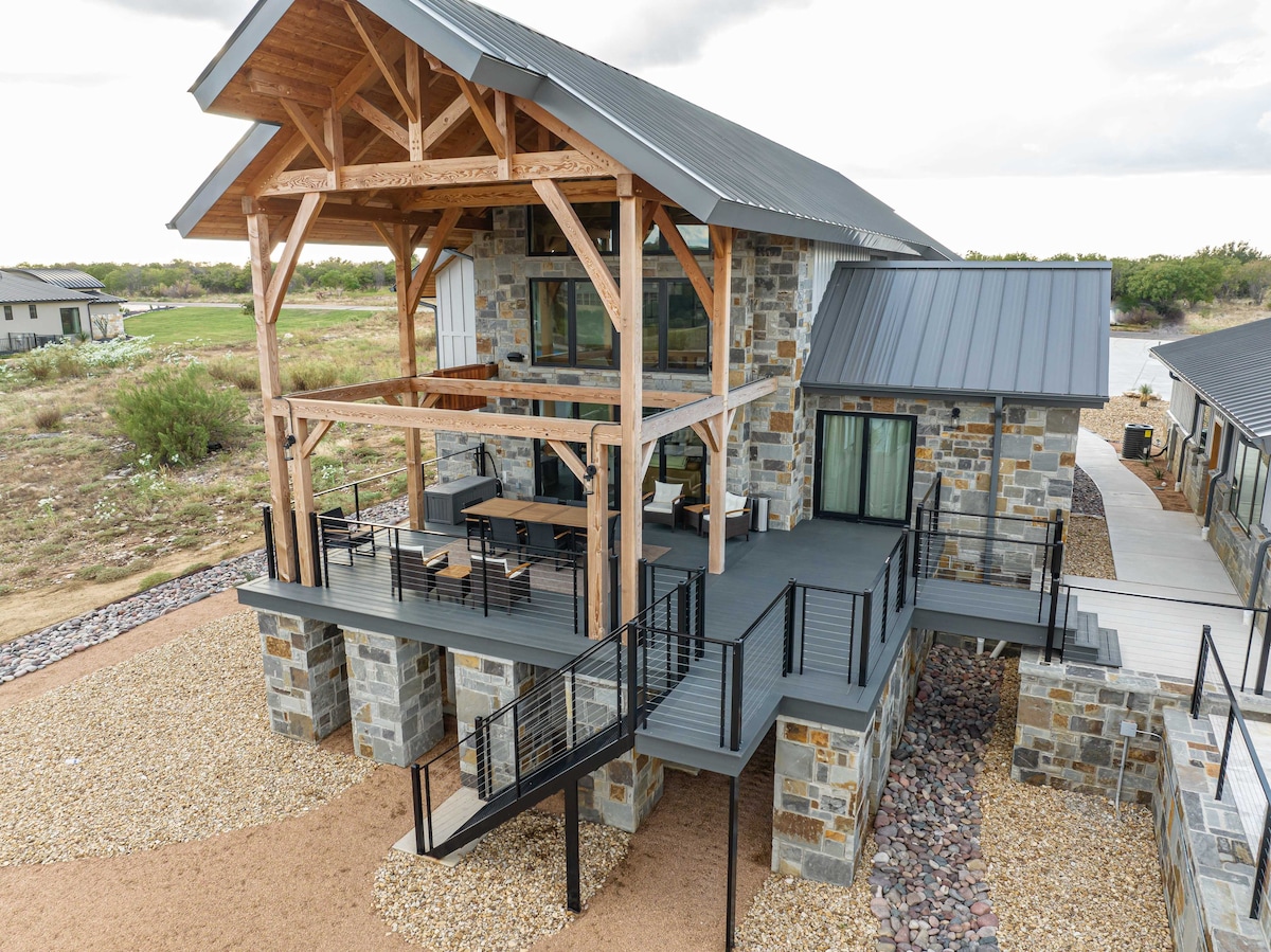 Cabin On The Cliff. Luxury 10 beds. Boat slip!