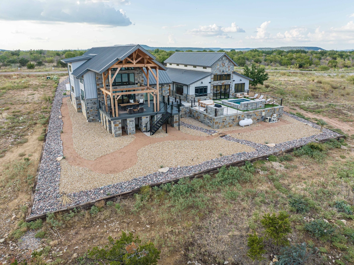 Cabin On The Cliff. Luxury 10 beds. Boat slip!