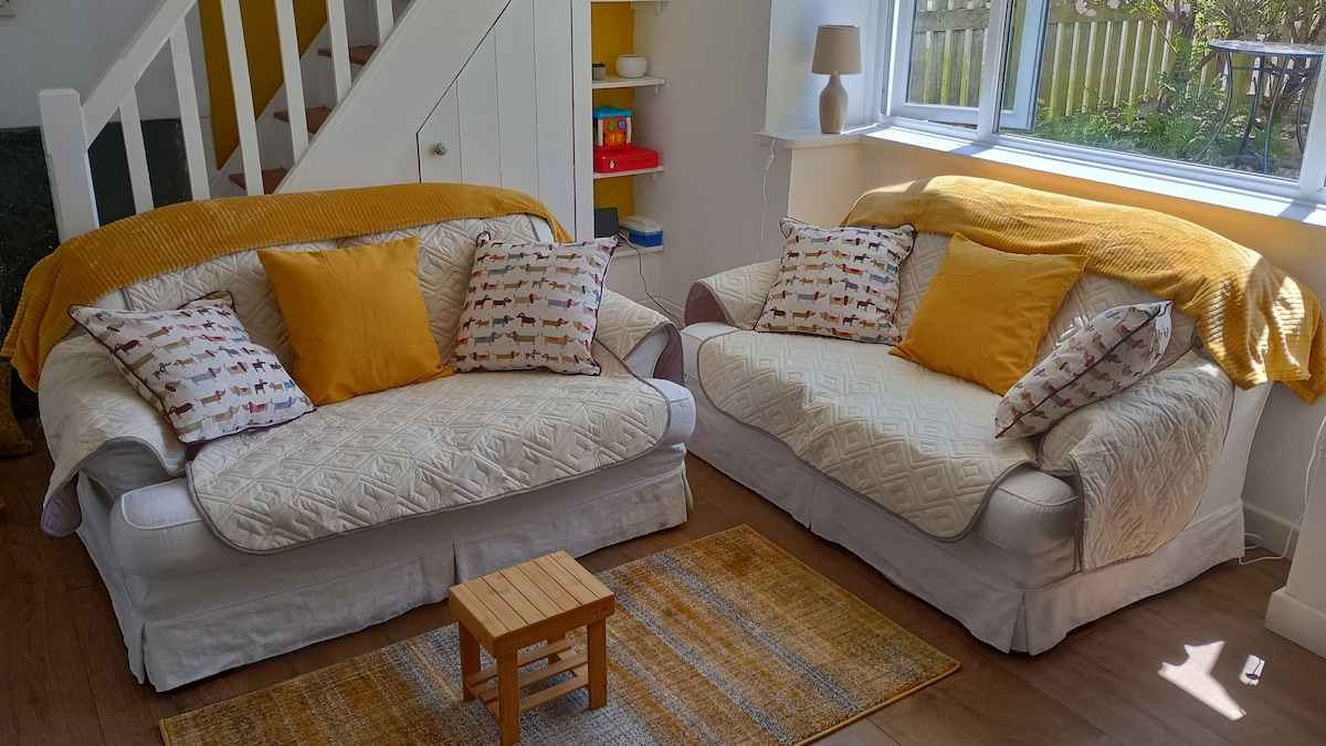 Clease Cottage: 2 guests, 1 infant & dogs welcome