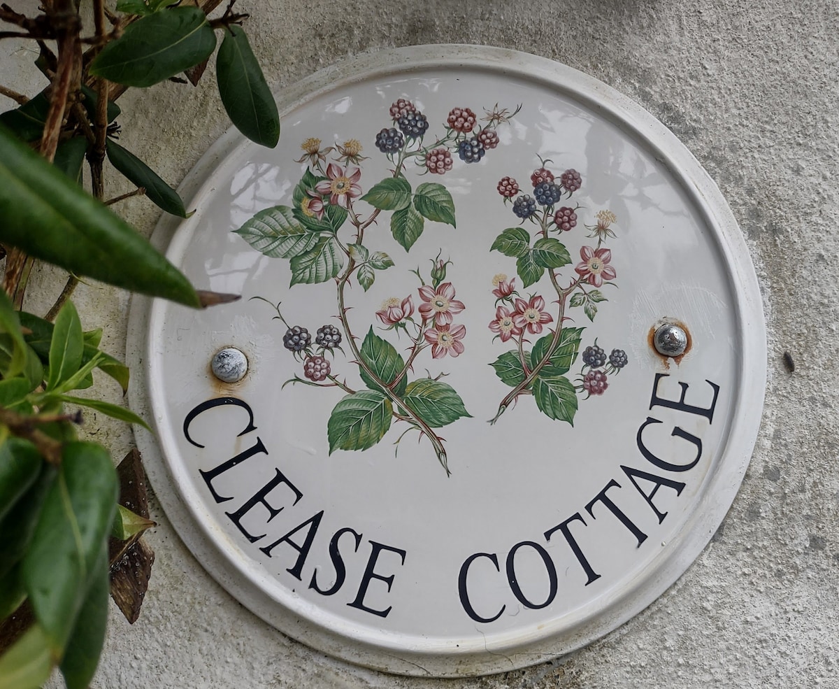Clease Cottage: 2 guests, 1 infant & dogs welcome