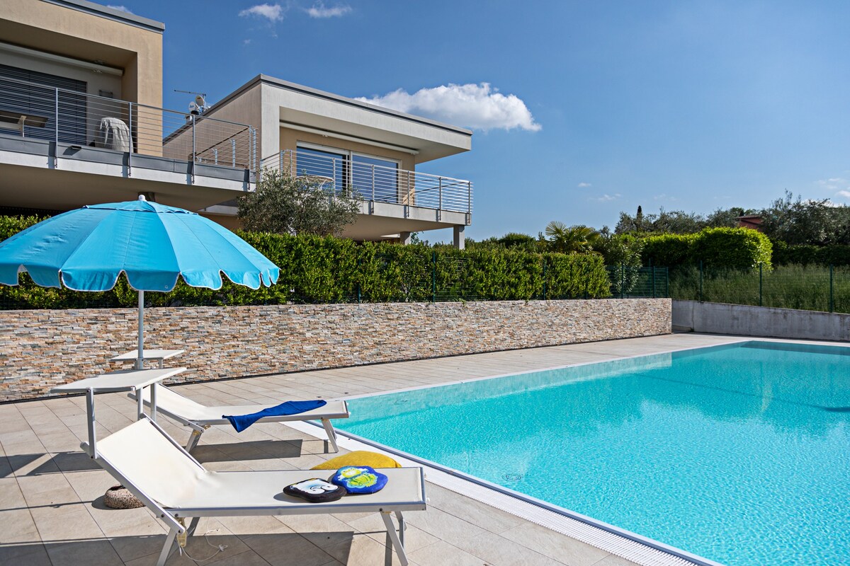 Regarda - "Villa Julia" ，可欣赏泳池和湖泊美景