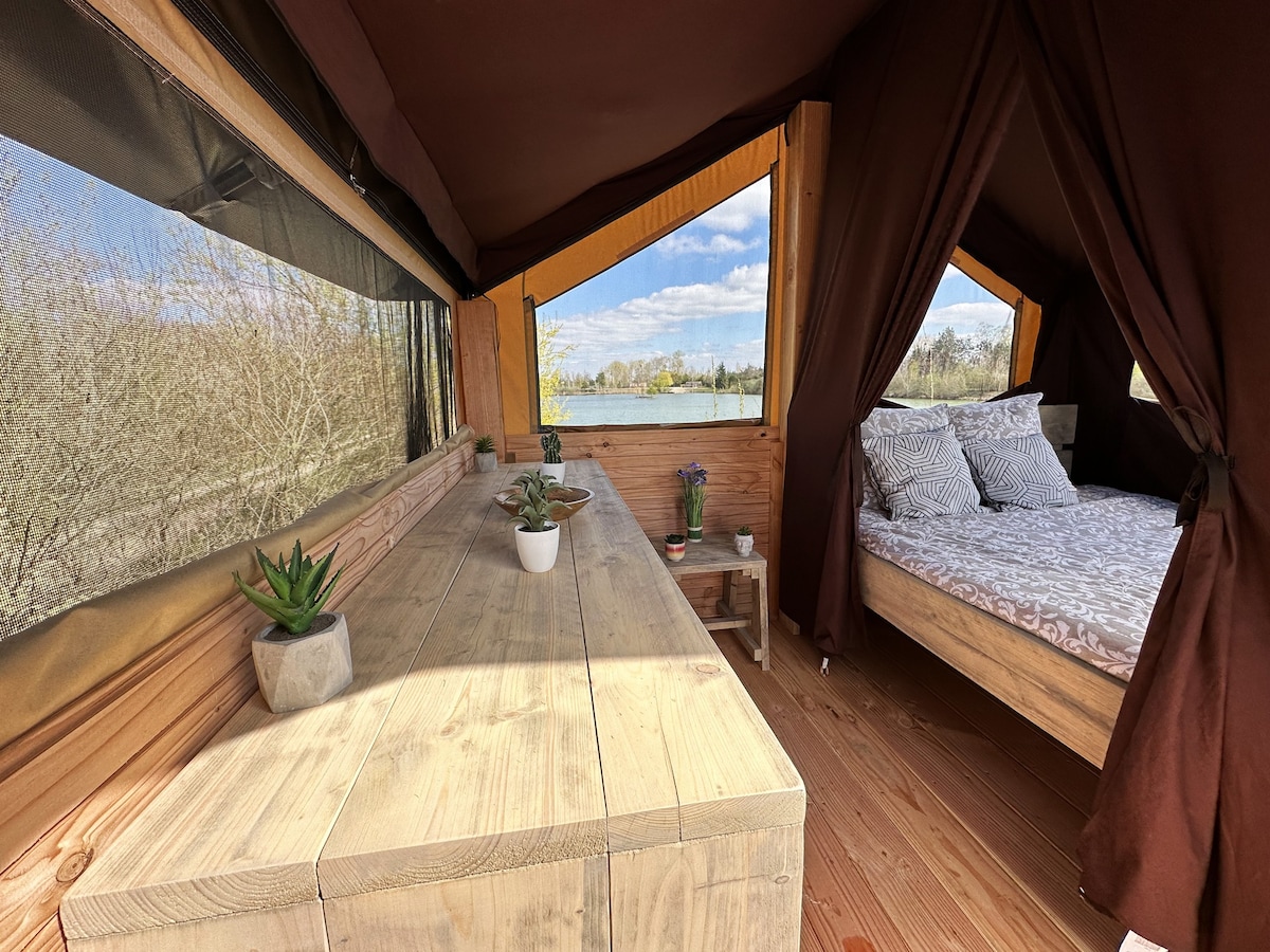 Cabane perchée au bord de l'eau