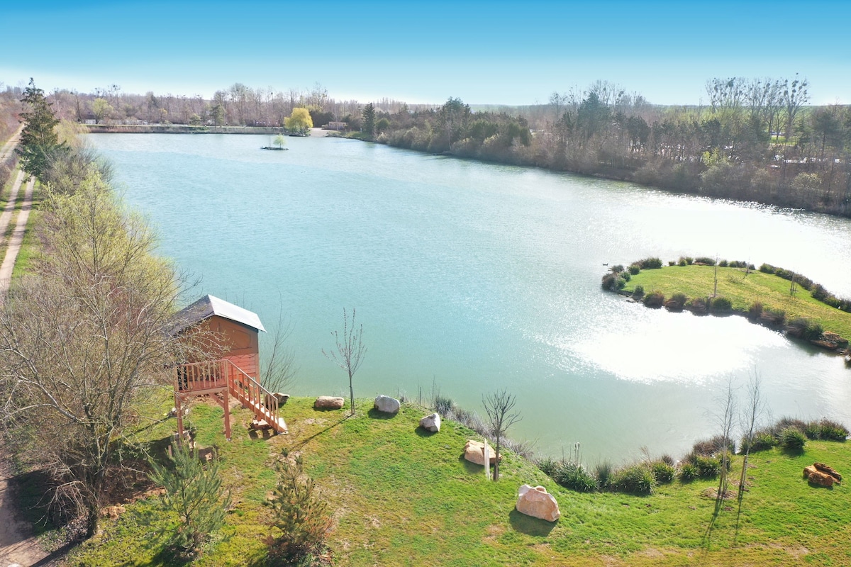 Cabane perchée au bord de l'eau