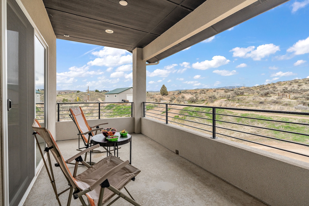 A Lazy Peaceful Retreat w/ Hills & Bike Park View