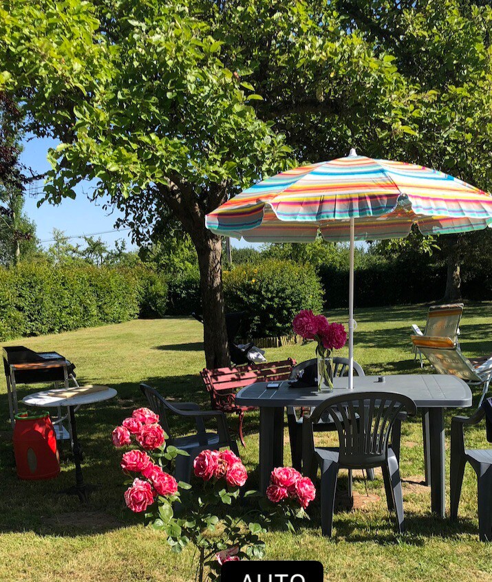 Chaumière entourée de haras