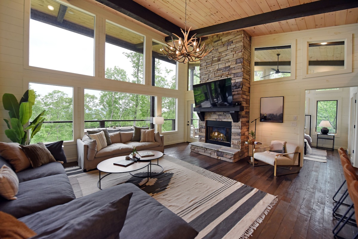 Upscale Lodge, Modern with Hot Tub and fireplaces