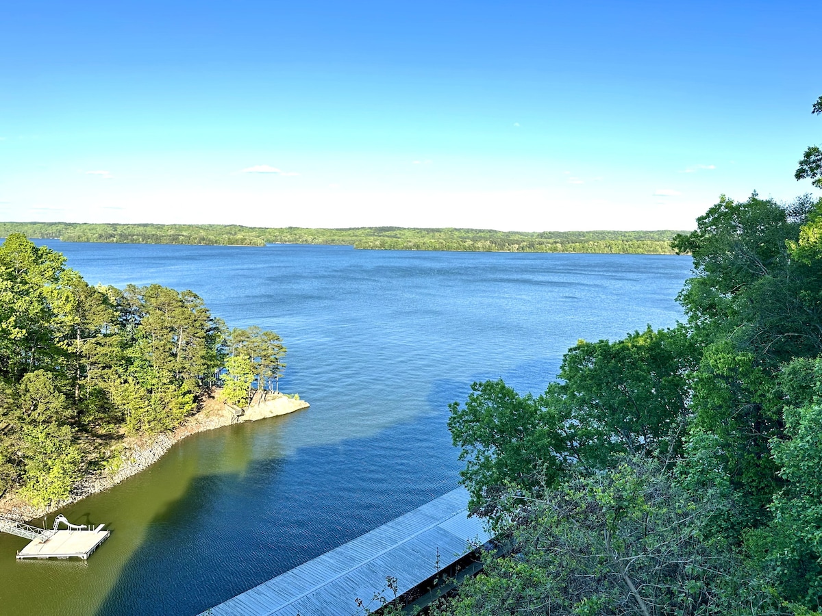 Lakefront family villa w/views pool & boatslip