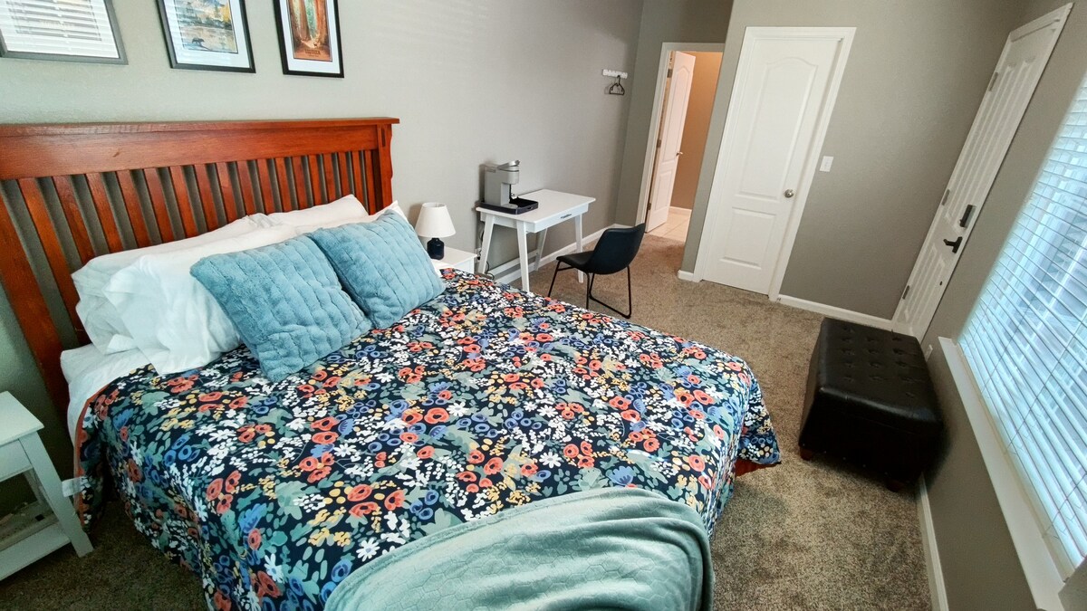 Private Bedroom & Bath SE Fresno