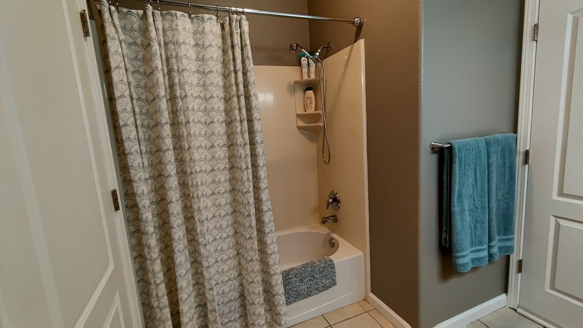 Private Bedroom & Bath SE Fresno