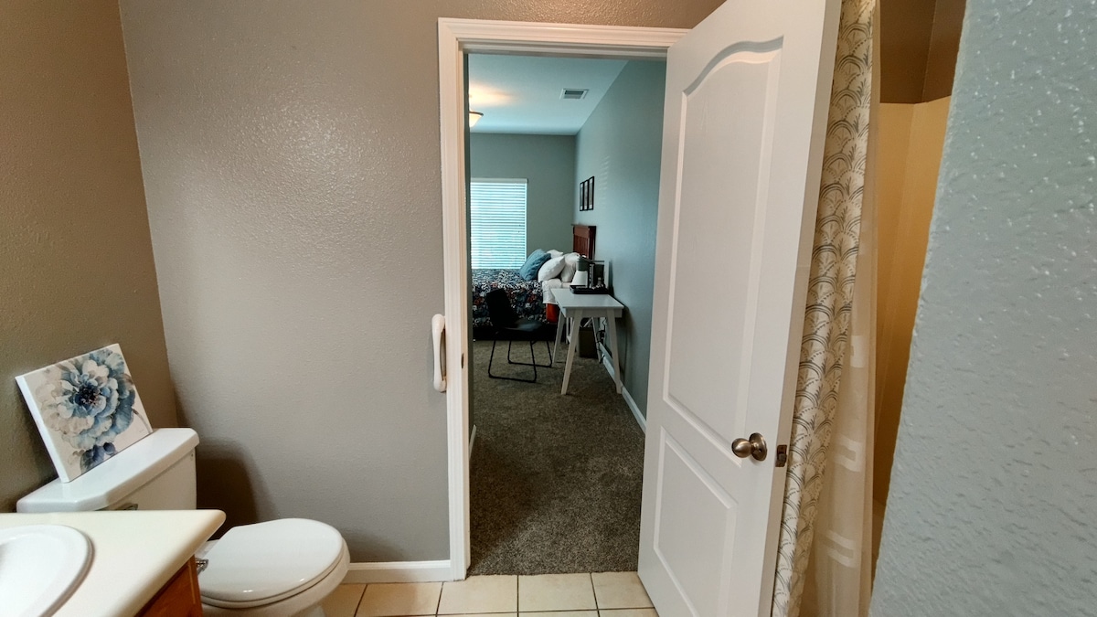 Private Bedroom & Bath SE Fresno