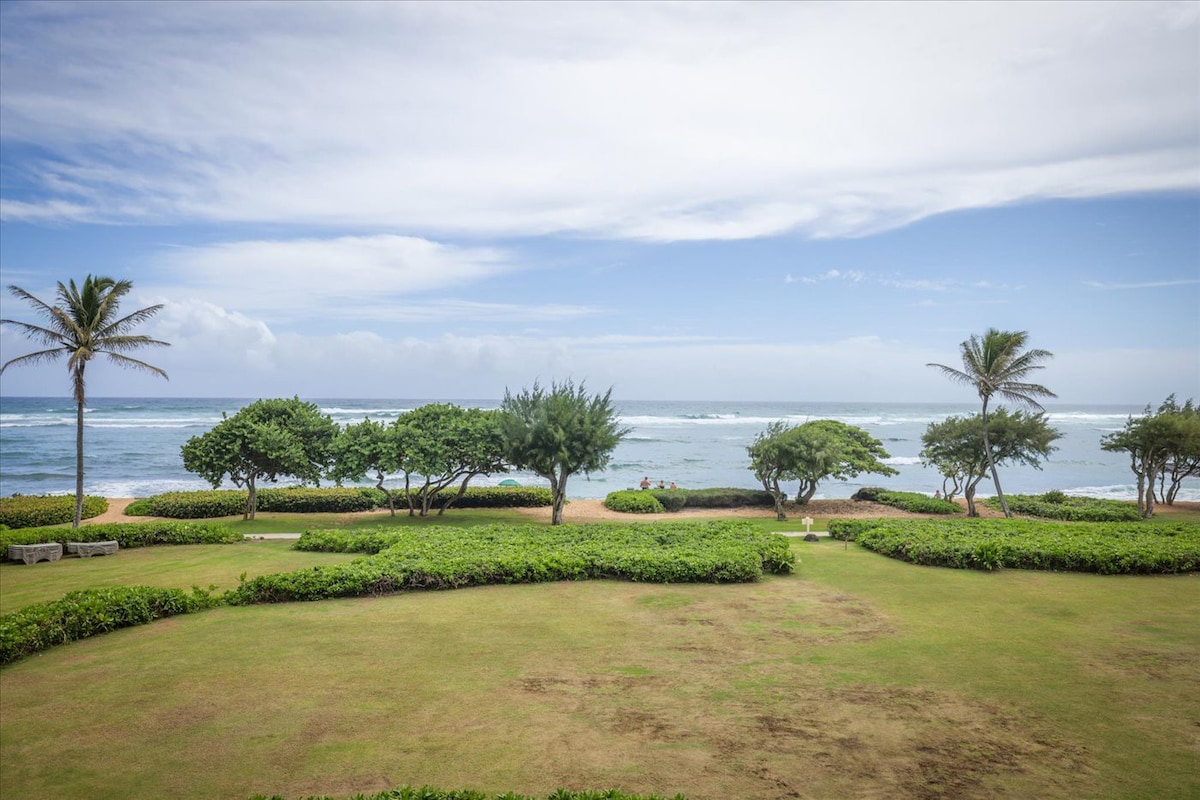 Stunning oceanfront condo, steps to Waipouli Beach