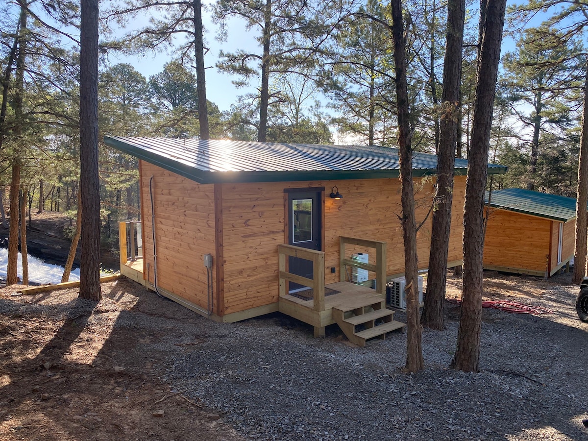 Luxurious Waterfall Cabin 2 at Horsehead Lake