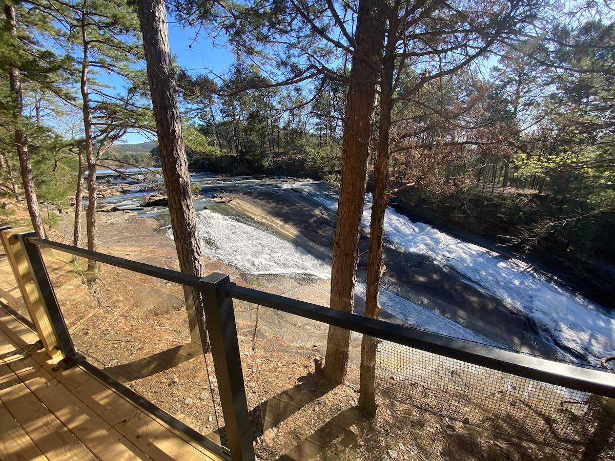 Luxurious Waterfall Cabin 2 at Horsehead Lake