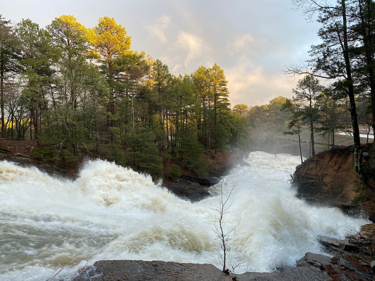 Luxurious Waterfall Cabin 2 at Horsehead Lake