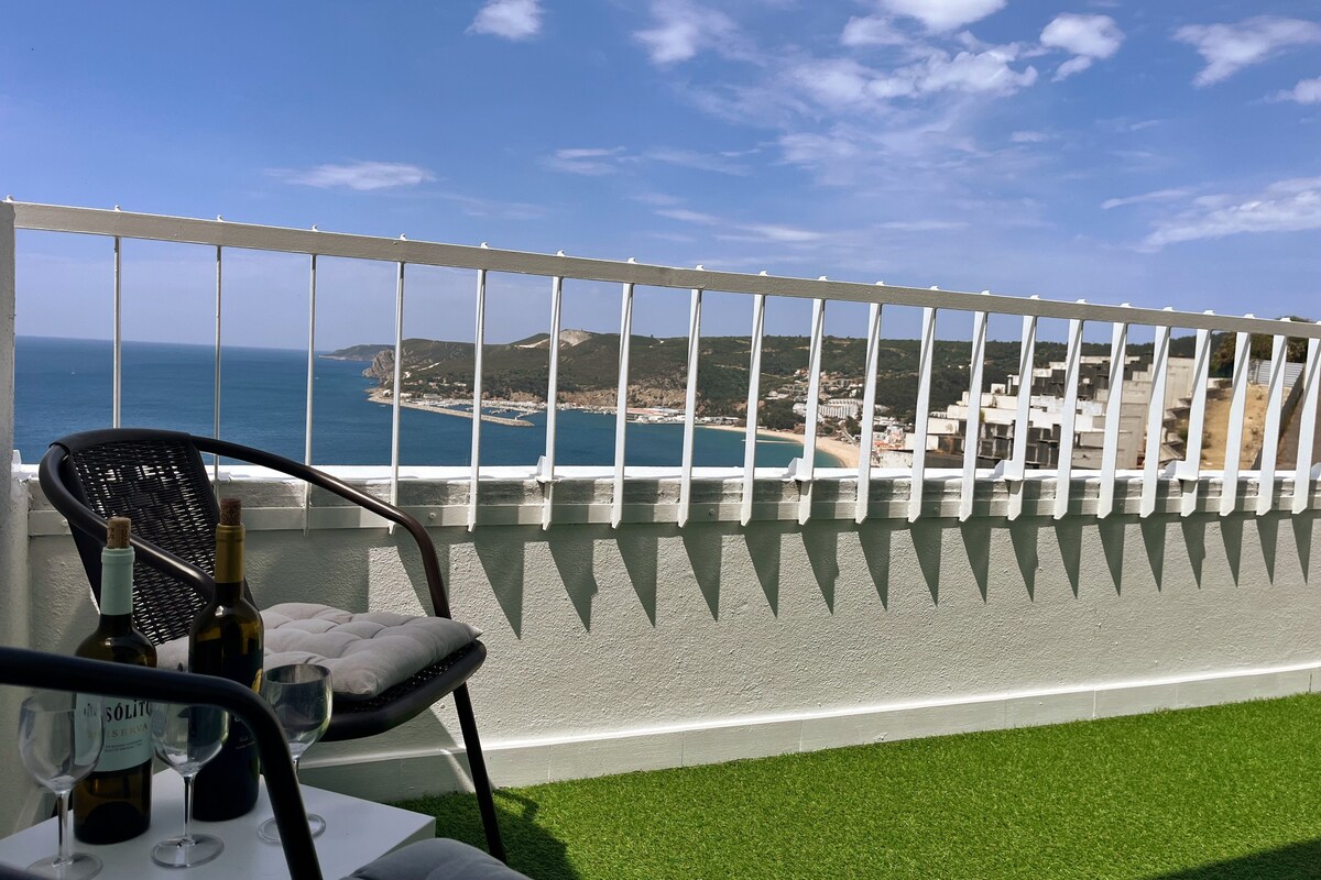 Axenic Retreat, Ocean/Beach View Terrace, Sleeps 4