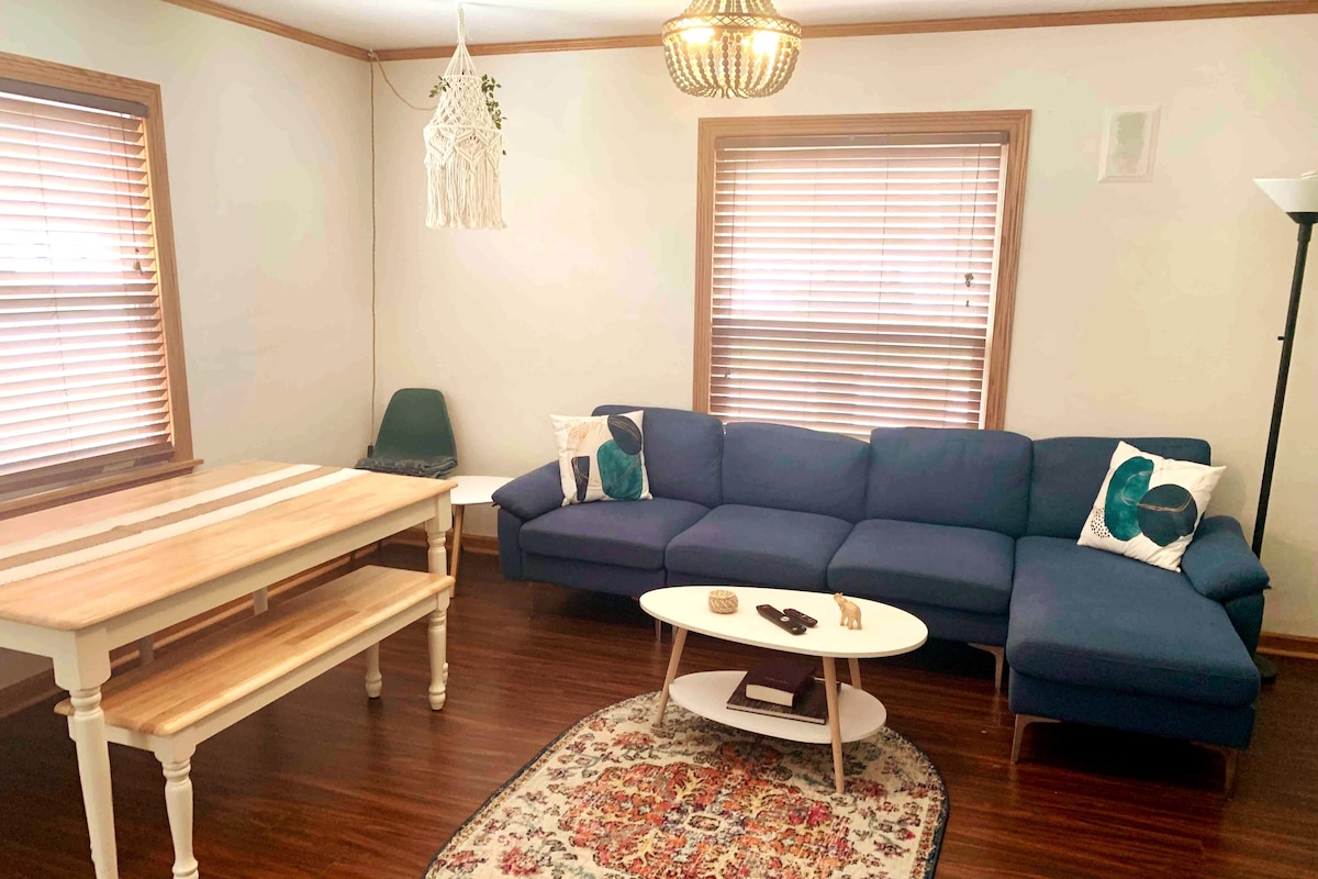 Blossom Bungalow in Cuyahoga Falls Sleeps 10