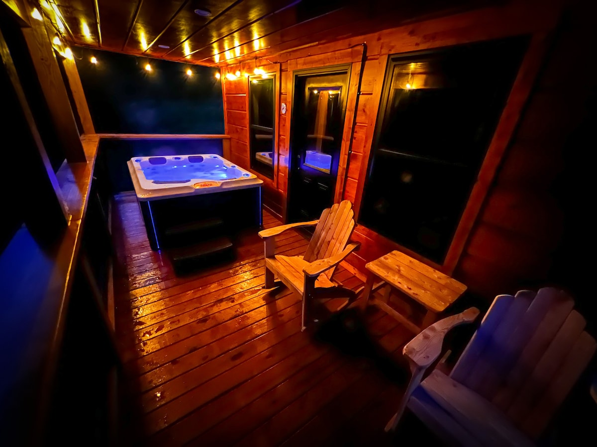 SUPER Private Couples Getaway-Hot Tub & Fire Pit!