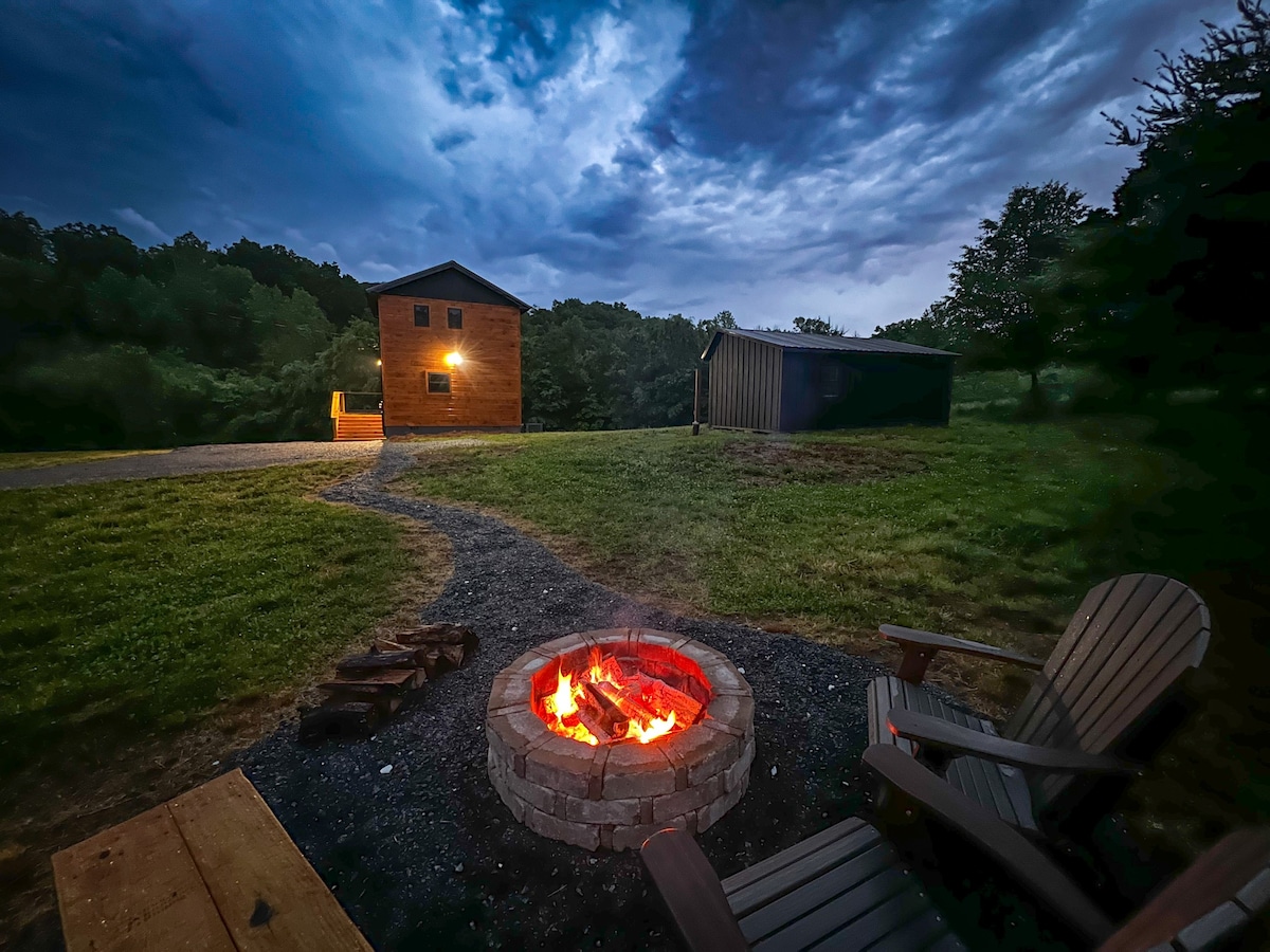 SUPER Private Couples Getaway-Hot Tub & Fire Pit!