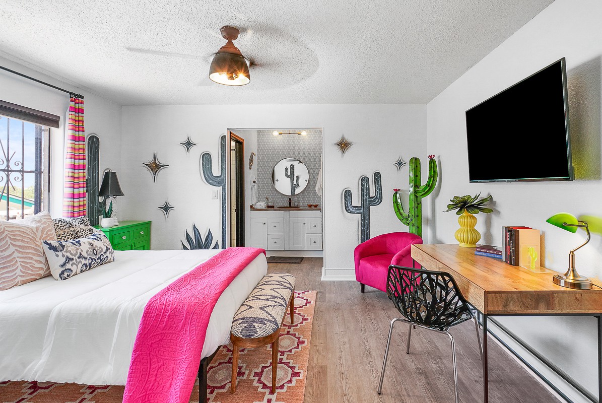 Cactus Glam: 3 bedroom, 5 beds, 2 bath, pets ok.