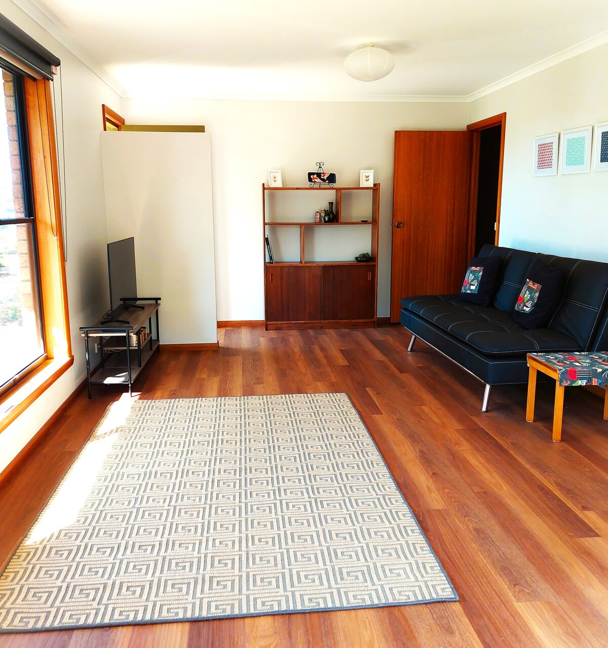 Sunny Two Bedroom Unit